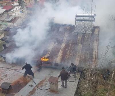 Adana'da yangın çıkan bir ev kullanılamaz hale geldi