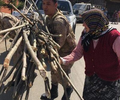 Jandarma, yaşlı kadının odunlarını sırtlayıp, evine taşıdı