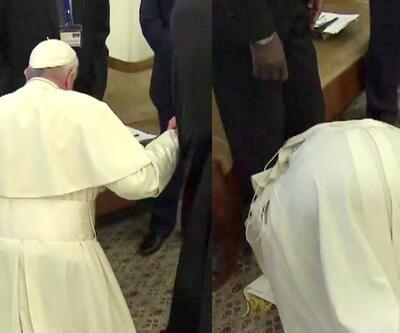 Papa ayaklarını öptü