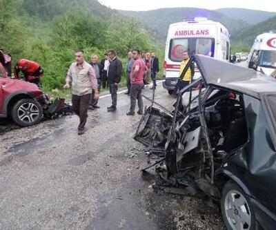 Karabük'te 2 otomobil çarpıştı: 1 ölü, 4 yaralı