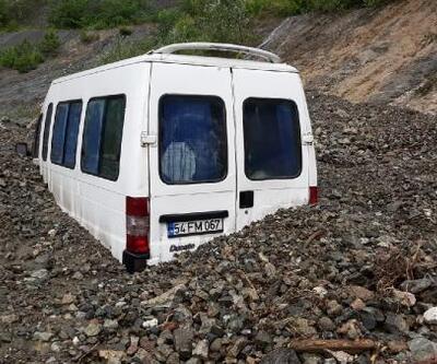 Minibüs kayan toprağın altında kaldı, sürücü kurtarıldı