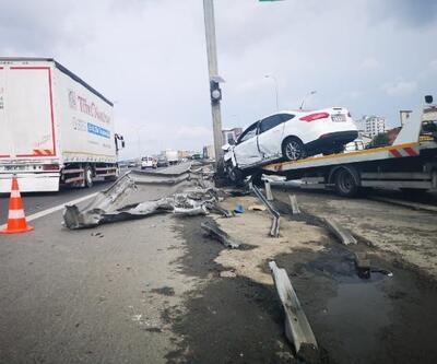 Sultanbeyli'de bariyerlere çarpan otomobilin sürücüsü yaralandı