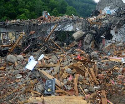 Araklı'daki selde hasar gören okul yıkıldı, kayıplar aranıyor