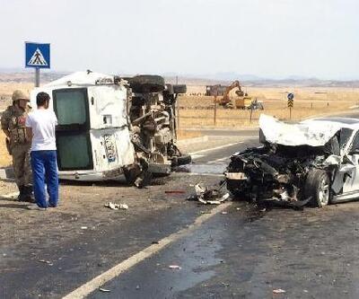 Diyarbakır'da otomobil yolcu minibüsüne çarptı: 3 yaralı