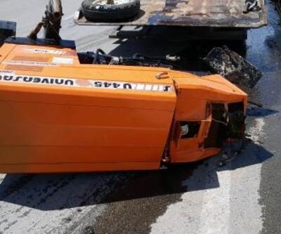 Traktör ile hafif ticari araç çarpıştı: 2'si çocuk 9 yaralı