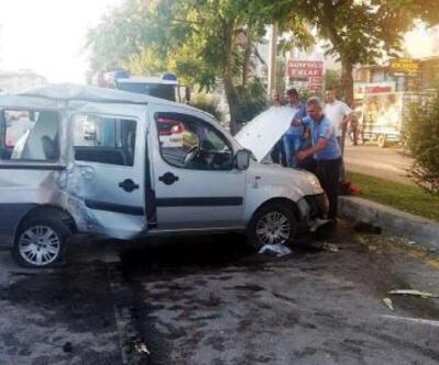 Çubuk'ta hafif ticari araç ağaca çarptı: 5 yaralı