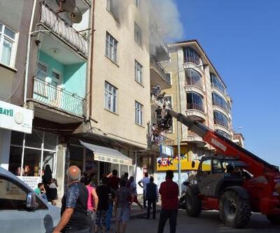 Yangında mahsur kalan 30 kişiyi inşaat işçileri kurtardı