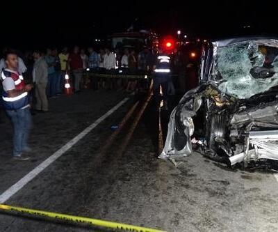 Minibüs, traktörün römorkuna çarptı: 1 ölü, 6 yaralı