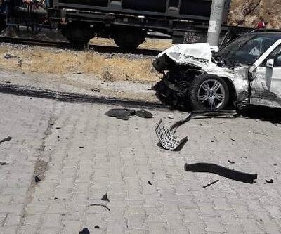 Bayram ziyaretinden dönen ailenin otomobiline tren çarptı: 5 yaralı