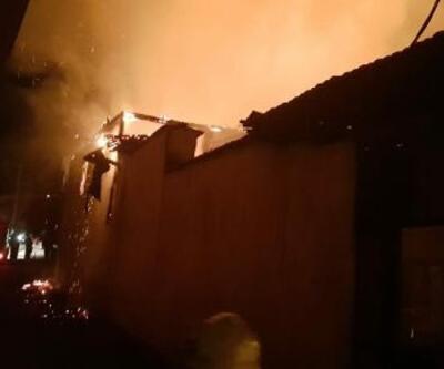 Kırkağaç'ta 3 ev yandı; 1 yaralı