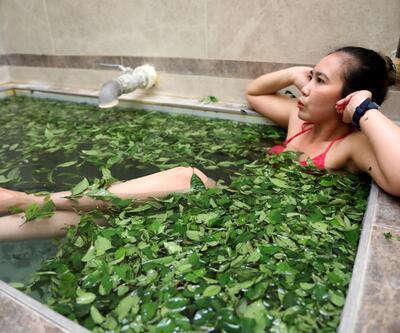 Yeşil çay banyosu ile şifa buluyorlar!
