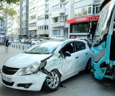 Taksim'de otobüs 2 araca çarptı