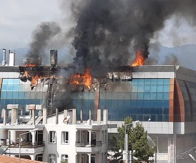 İş yerlerinin bulunduğu binada korkutan yangın