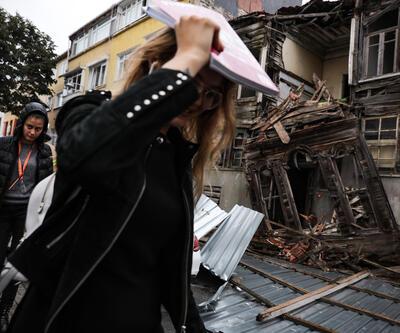 Üsküdar'da eski bir bina kısmi olarak çöktü