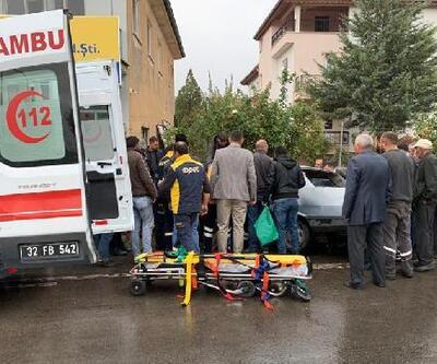 Ambulans otomobille çarpıştı: 4 yaralı