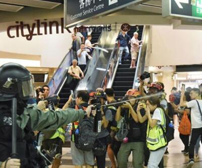 Hong Kong'da polisten alışveriş merkezlerine baskın