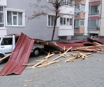 Samsun'da rüzgar nedeniyle uçan çatı otomobillere zarar verdi