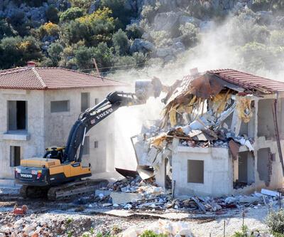 Kaçak 4 villa yıkıldı