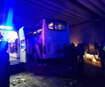Sivas'ta yolcu otobüsü köprüye çarptı: 9 yaralı