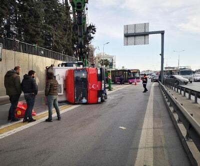 Kadıköy'de kamyonet devrildi; trafik yoğunluğu oluştu