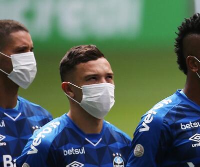 Futbolcular sahaya maskeyle çıktı