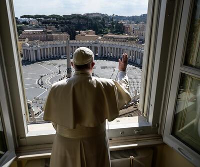 Koronavirüs nedeniyle bir ilk: Papa Francis boş meydanı kutsadı 