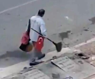 Temizlik işçisi bulduğu bayrağı süpürgesine taktı