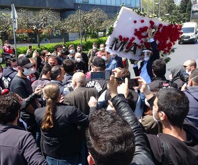 DİSK çelenginin Taksim'e götürülmesi sırasında arbede