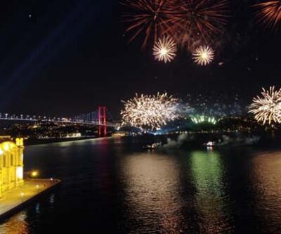İstanbul Boğazı'nda havai fişekli kutlama