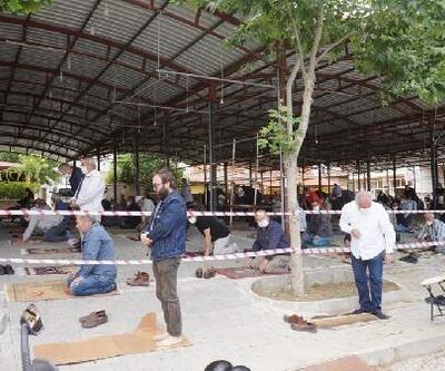 Sarıgöl'de cuma namazı kapalı Tuhafiye Pazaryeri'nde kılındı
