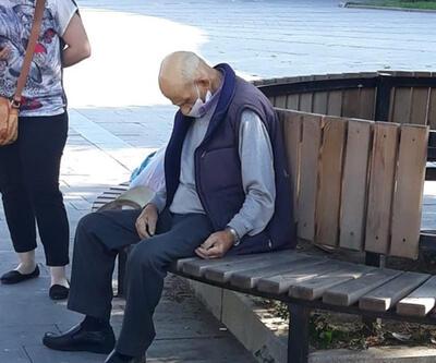 Bankta oturan yaşlı adam kalp krizi geçirdi