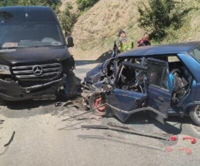 Artvin’de minibüs ile otomobil çarpıştı: 1'i ağır, 4 yaralı