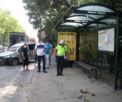 Sarıyer'de kaza; önce ağaca ardından otobüs durağına çarptı
