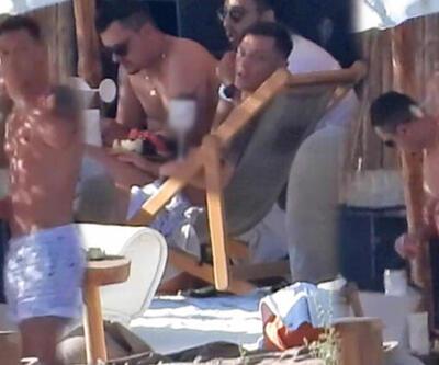 Mesut Özil arkadaşlarıyla plajda