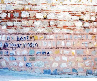 Son dakika.. Tarihi kalenin duvarlarına sprey boya ile isim yazdılar 
