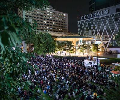 Yüzlerce kişi başkente yürüdü! Tayland'da OHAL ilan edildi 
