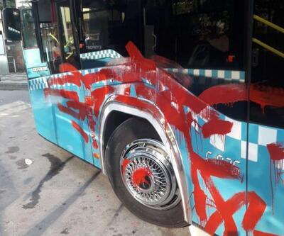 Şoföre kızdı, otobüsü yumruklayıp, kırmızıya boyadı | Video