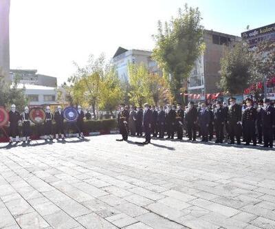 Van'da Atatürk Anıtı'na çelenk konuldu