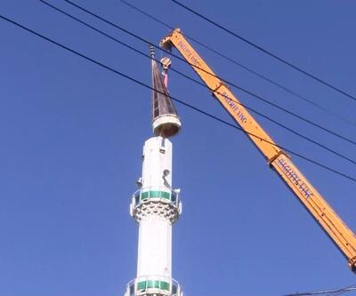 Bayraklı'da hasarlı minareni külahı söküldü | Video	