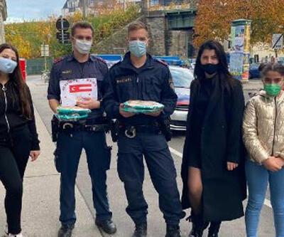 Türk gençlerden Viyana polisine destek