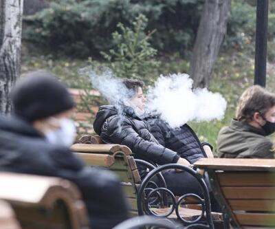 Yasağa rağmen parklarda sigara içtiler