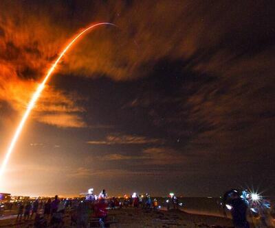 NASA, 4 astronotu taşıyan SpaceX'e ait uzay aracını fırlattı | Video