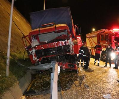 Anadolu Otoyolu'nda kamyon tıra çarptı: 1 yaralı