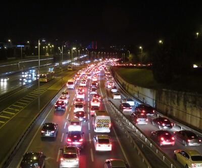 80 saatlik kısıtlama sonrası 15 Temmuz Şehitler Köprüsü'nde trafik yoğunluğu