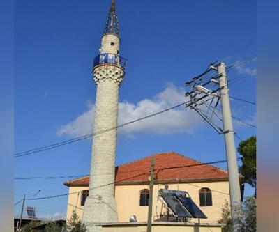 Minaresine yıldırım isabet eden cami güvenlik amaçlı ibadete kapatıldı