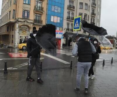 Taksim'de yağmur ve rüzgar zor anlar yaşattı 
