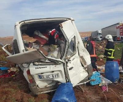 Tarım işçilerini taşıyan minibüs devrildi: 13 yaralı