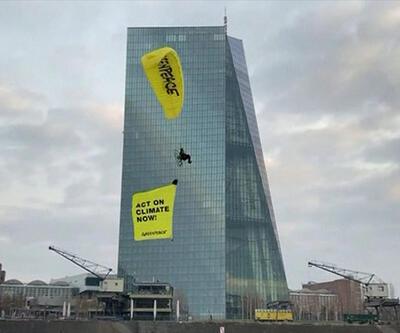 Greenpeace binanın çatısına paraşütle indi