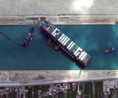 Son dakika... Süveyş Kanalı'nda karaya oturan dev gemi ilk kez hareket ettirildi
