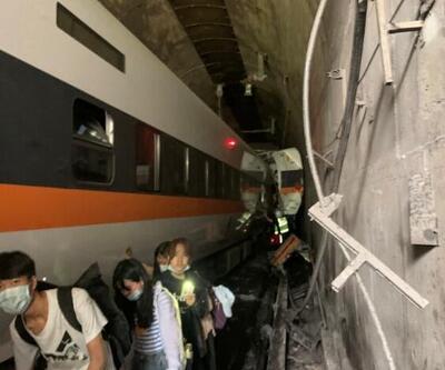 Tayvan'da feci kaza! Yolcu treni raydan çıktı